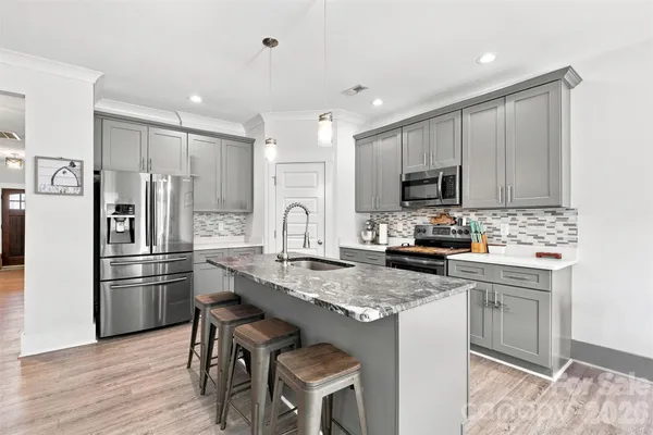142 DONSDALE DR