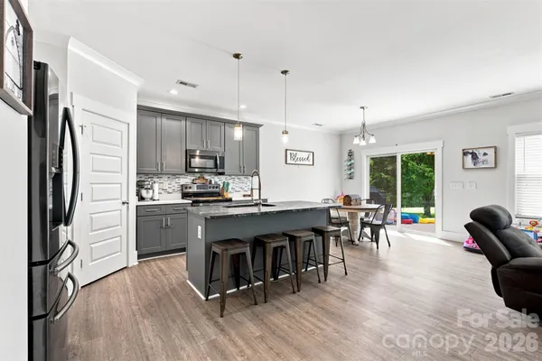 142 DONSDALE DR