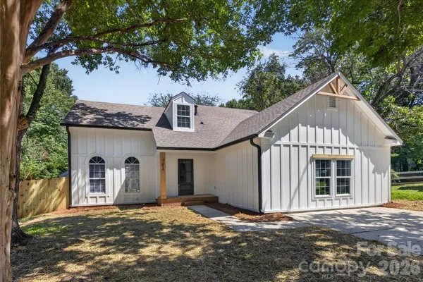 702 FOXBOROUGH RD