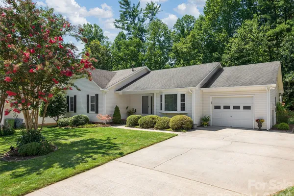 22 SOUTHCHASE DR