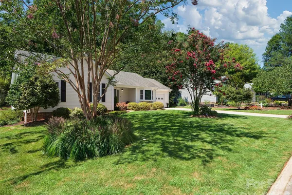 22 SOUTHCHASE DR