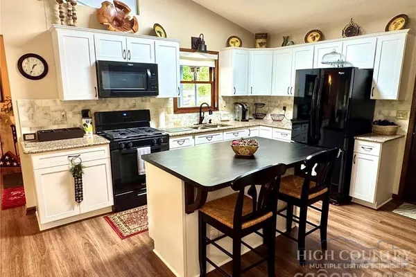 76 WHISPERING PINE LOOP