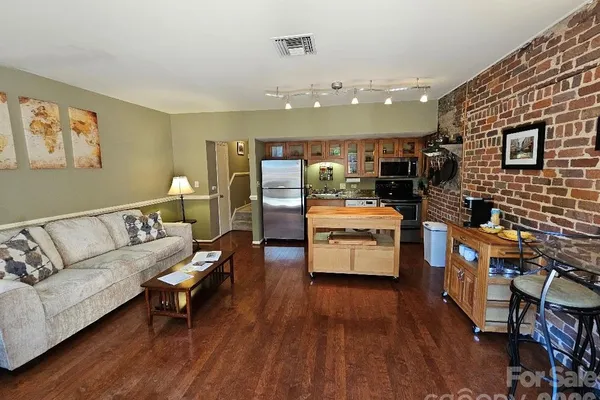 229 N POPLAR ST 3
