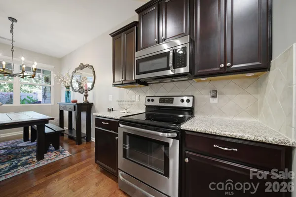 7021 WOODSBAY LN