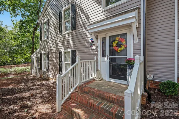 8609 FOX CHASE LN