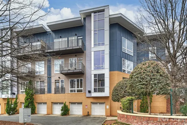2200 LYNDHURST AVE 102