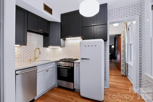 712 LOUISE AVE 203