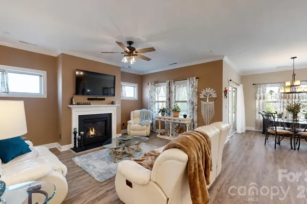 1818 LOTUS LN