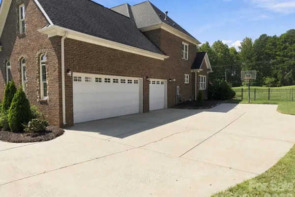 6671 FOX RIDGE CIR