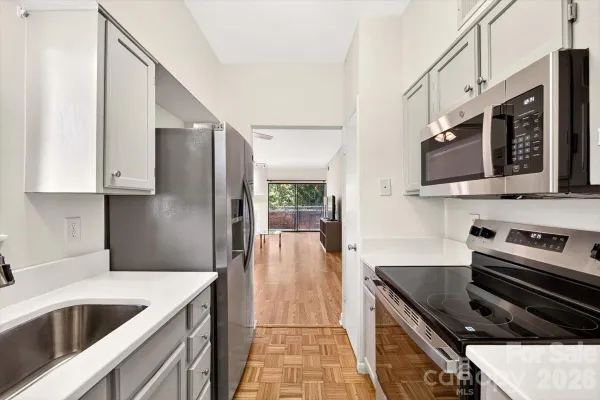 224 N POPLAR ST 23