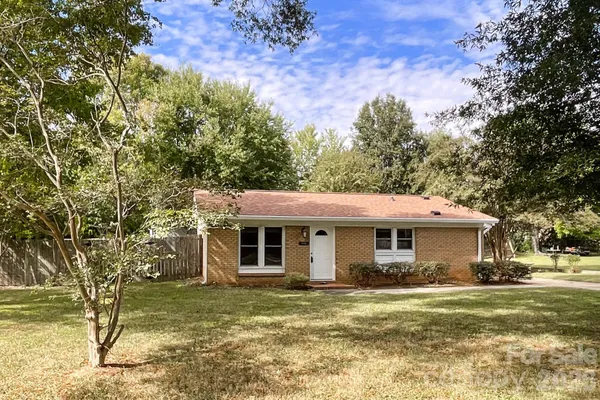 5704 HILLCREST CIR