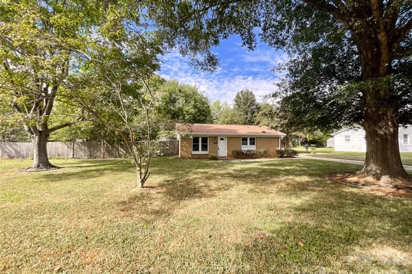 5704 HILLCREST CIR
