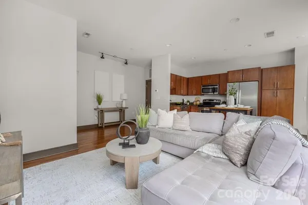 300 MAGNOLIA AVE 101