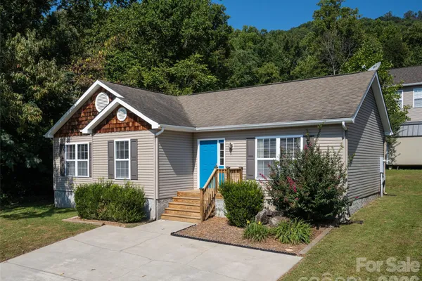 151 W NEWBERRY DR