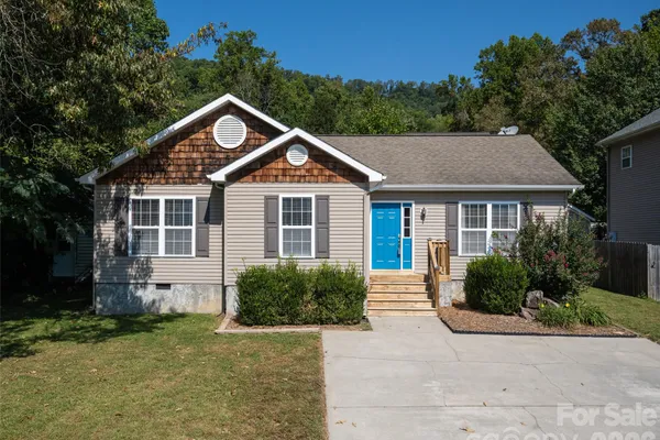 151 W NEWBERRY DR