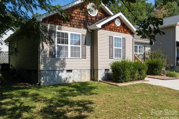 151 W NEWBERRY DR