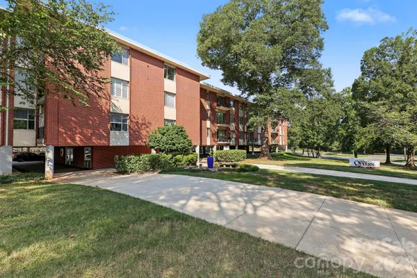 1300 QUEENS RD 219