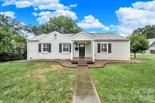 835 EVERETT PL