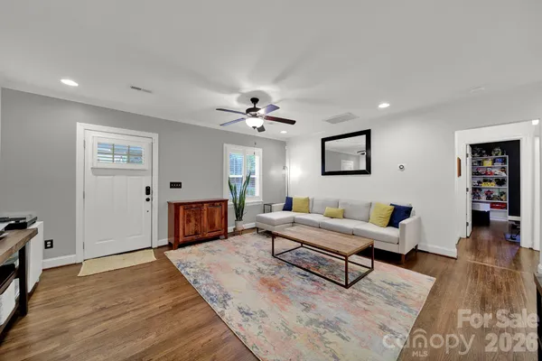 835 EVERETT PL