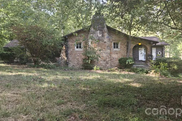 1944 E MAIDEN RD