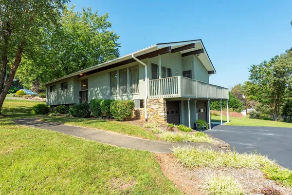127 COLLEGE CIR
