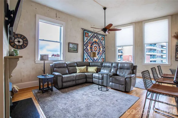 84 W WALNUT ST STE 501