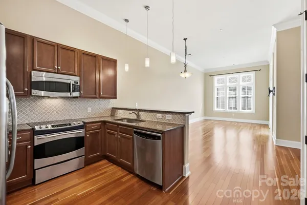 2810 SELWYN AVE 428