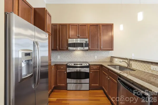 2810 SELWYN AVE 428