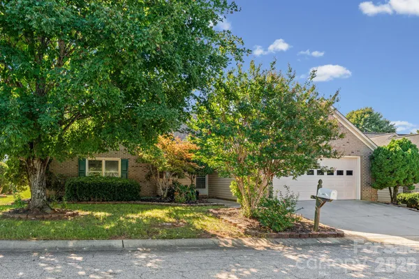 302 HIDDEN CREEK CIR