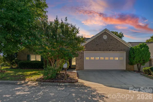 302 HIDDEN CREEK CIR
