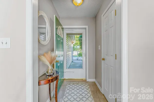 302 HIDDEN CREEK CIR