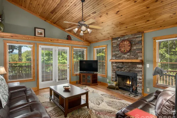 5 CHALET CT
