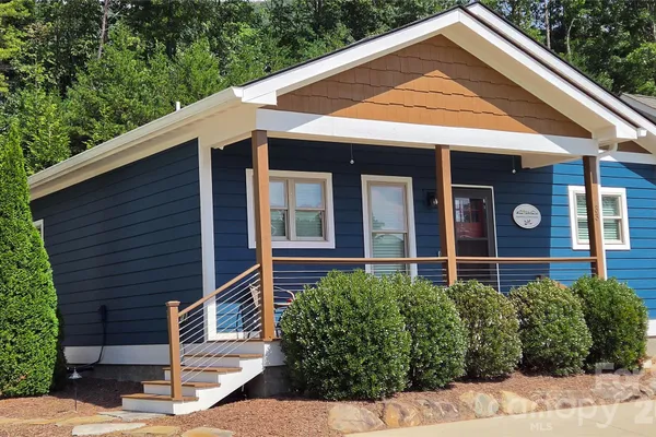 33 WESTSIDE VILLAGE RD