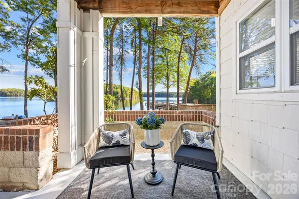 915 NE DR 22