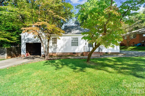1211 WOODLAND DR