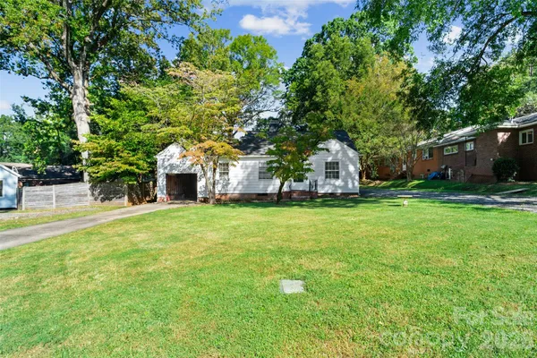 1211 WOODLAND DR