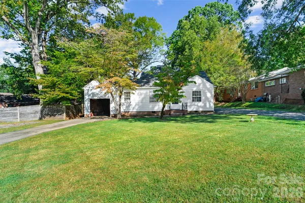 1211 WOODLAND DR