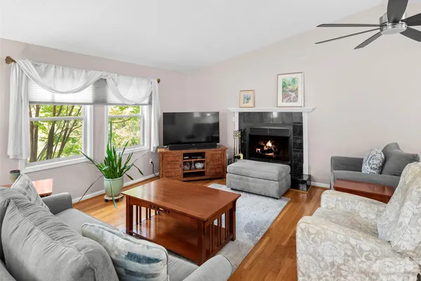 22 EVENING SHADE DR