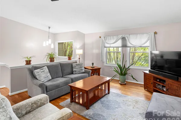 22 EVENING SHADE DR