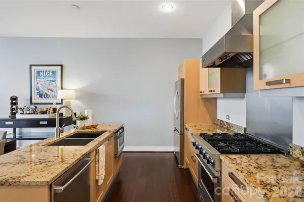 1100 METROPOLITAN AVE