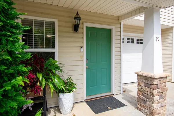 19 SINGLETON LN