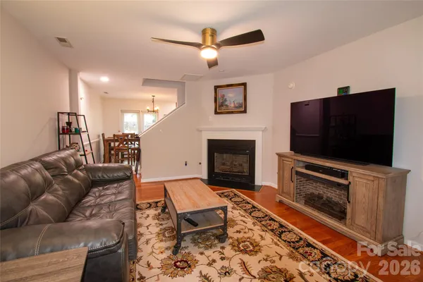 19 SINGLETON LN