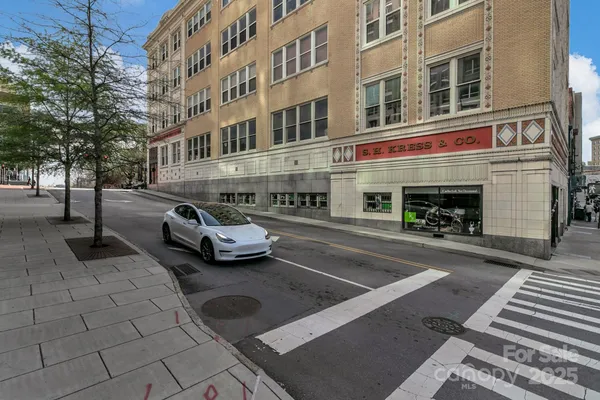 59 COLLEGE ST 402