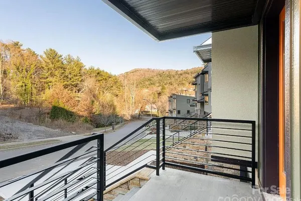 17 MACALLAN LN