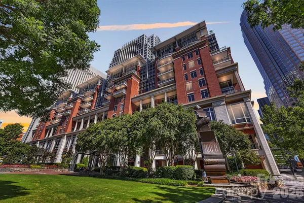 435 S TRYON ST 703