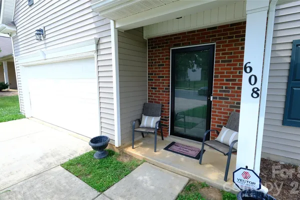 608 WRAYHILL DR