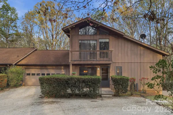 17 KNOLL DR