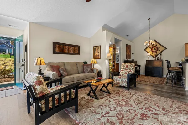 81 OUTLOOK CIR