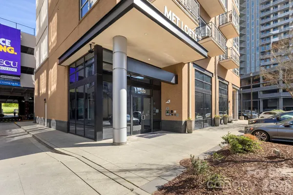 1133 METROPOLITAN AVE 619