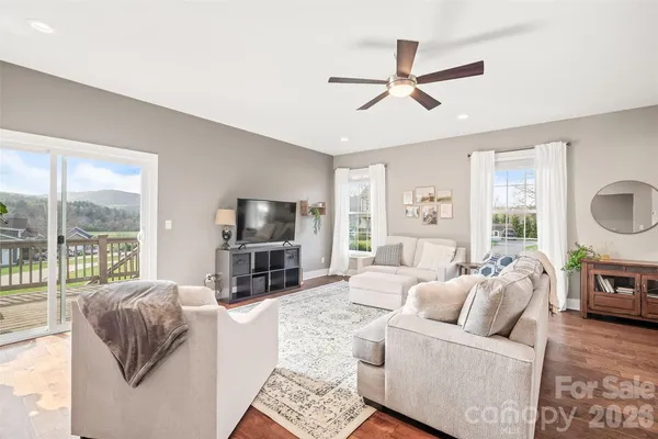 223 RIVER BREEZE LN